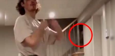 El espeluznante vídeo viral en el que aparece una misteriosa figura detrás de un ‘tiktoker’ solo en casa