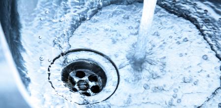 Algunos productos y alimentos pueden atascar fácilmente la pica de fregar de la cocina