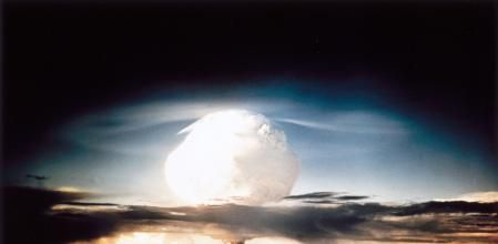Nube en forma de hongo producida por la primera explosión por los estadounidenses de una bomba de hidrógeno