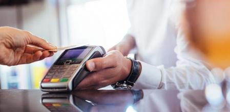Un cliente paga con tarjeta bancaria