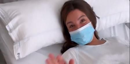 Marta Pombo entrando en el quirófano