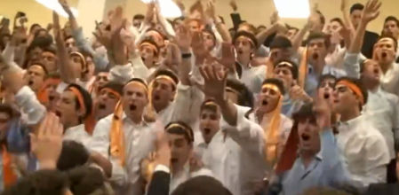 Momento en el que los jóvenes del Elías Ahuja proclaman los saludos nazis.