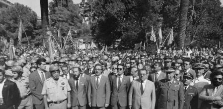 El alcalde de València y miembros del Consell preautonómico en la ofrenda en El Parterre el 9 d'Octubre de 198