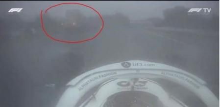 En el círculo se observa la grúa en la pista mientras pasa Gasly