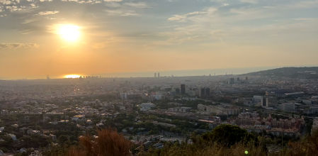 El amanecer de Barcelona desde el Mirador de los Cipreses.