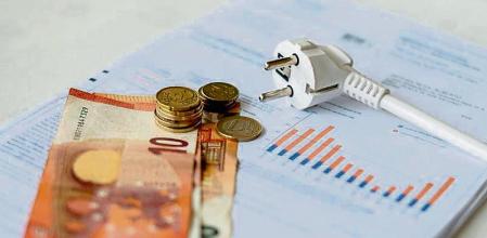 Un cable, dinero y una factura de luz, a 3 de enero de 2022, en Madrid, (España). El precio medio de la electricidad en el mercado mayorista vuelve a subir hoy, en concreto un 9,88% con respecto al precio del día anterior. Esta subida supone un coste de 150,50 euros por megavatio/hora- Por tramos horarios, el precio mínimo de la luz para hoy se dará entre las 23.00 y las 24.00 horas, con 100,36 euros/MWh, mientras que el máximo, de 189,26 euros/MWh, se registrará entre las 8.00 y las 9.00 horas. 03 ENERO 2022;LUZ;PRECIO;SUBIDA Alberto Ortega / Europa Press 03/01/2022