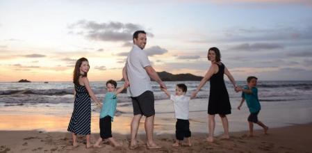 La bonita historia de la familia que viaja por todo el mundo antes de que los hijos pierdan la visión