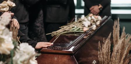 Una start-up entierra vivos a sus clientes una hora y les organiza un funeral falso por 58.000 euros