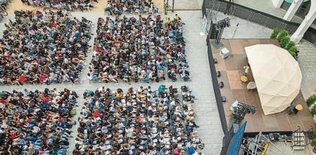 AMBIENTE DE ESTUDIANTES DE BACHILLERATO EN LAS JORNADAS DE LA BIENAL DEL PENSAMENT EN EL CCCB