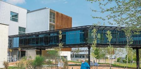 Visita a las nuevas instalaciones polivalentes del hospital Broggi de Sant Joan Despi que se han hecho para ampliar la capacidad para la Covid. Planta uci covid. Puente de conexión del hospital (izq) con el centro polivalente