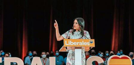 La presidenta de Ciudadanos, durante el acto de clausura de la convención política Ciudadanos celebra este fin de semana su convención política bajo el eslogan ‘Liberales’. El encuentro se centra en el debate de ideas y propuestas del espectro liberal del ámbito político. Cs quiere reivindicar este espacio de forma diferenciada al que ocupan el PP y el PSOE, entre cargos, afiliados y expertos en distintas materias.La presidenta de Ciudadanos, durante el acto de clausura de la convención política Ciudadanos celebra este fin de semana su convención política bajo el eslogan ‘Liberales’. El encuentro se centra en el debate de ideas y propuestas del espectro liberal del ámbito político. Cs quiere reivindicar este espacio de forma diferenciada al que ocupan el PP y el PSOE, entre cargos, afiliados y expertos en distintas materias.