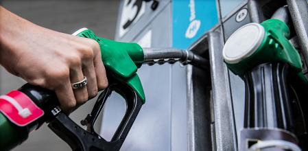 Una clienta repostando en una gasolinera