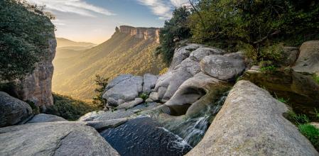 Vista del bello paisaje del Collsacabra desde lo alto del Salt de Sallent al amanecer.