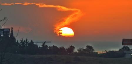El sol atrapado en la nube yunque en Mijas.