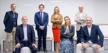 Foto de familia de los participantes y moderador en el debate 'València capital europea del turismo inteligente'