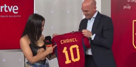 Chanel 'ficha' por la Selección de fútbol con 'Toke'