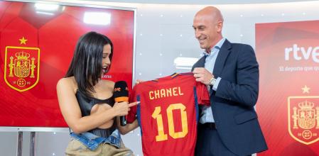 Chanel recibe del presidente de la Federación Española de Fútbol, Luis Rubiales, una camiseta de la selección con su nombre