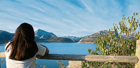 GRAF808. PORMA (LEÓN), 20/09/2022.- Vista del embalse del Porma (León) este martes, que se encuentra a un 30% de su capacidad. La reserva hídrica española está al 33,5 por ciento de su capacidad total. Los embalses almacenan actualmente 18.810 hectómetros cúbicos (hm³) de agua, disminuyendo en la última semana en 399 hectómetros cúbicos (el 0,7 por ciento de la capacidad total actual de los embalses).-EFE/J.Casares