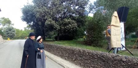 Recreación modernista en la Colònia Güell con el párroco y la ama de llaves.