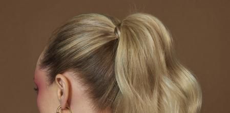 Cabellera con aplomo
La ‘skinificación’ asume tratar el cabello como la piel. Una línea específica, Blonde Absolue, ayuda a que los cabellos decolorados o aclarados se vean sanos, fortalecidos y con brillo. Con jersey de Mango y pendientes de Tous