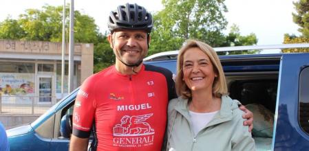 Miguel González Pascual junto a la alcaldesa de Motril, Luisa García Chamorro, tras completar su reto.