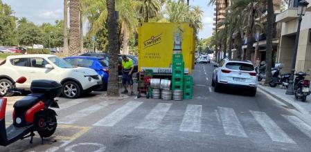 Situación actual de la vía por la que transcurrirá el nuevo carril bici en el paseo de la Alameda