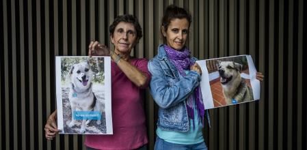 17 - 10 - 2022 / Barcelona / Enri Semper (mare) i Cristina Farrerons (filla), amb una foto del seu gos depararegut Ras (elles porten la foto). Són les promotores d'una iniciativa popular per obligar per llei a passar el xip i identificar als gossos (i altres animals) desapareguts que es troben morts a la carretera, etc... per evitar la 