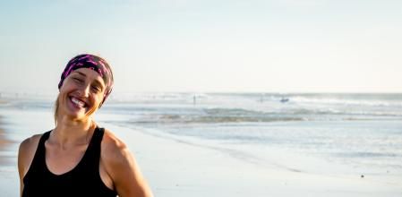 Mantenerse activo contribuye a conservar la fuerza muscular y el rango de movimientos.