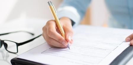 Mano firmando contrato