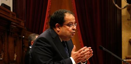 El conseller de Interior, Joan Ignasi Elena, en una intervención en un pleno del Parlament.