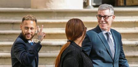 Salida del Palau de Justicia de Barcelona de Neymar jr tras su declaración por falsificación de contrato, acompañado de su madre.
