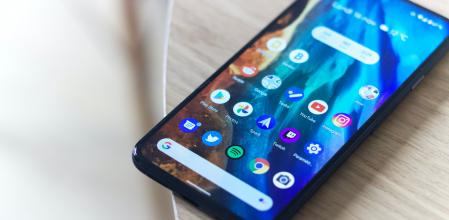 Borrar aplicaciones que ya no se usan o eliminar vídeos grabados en 4K son formas rápidas de recuperar espacio en un smartphone Android.