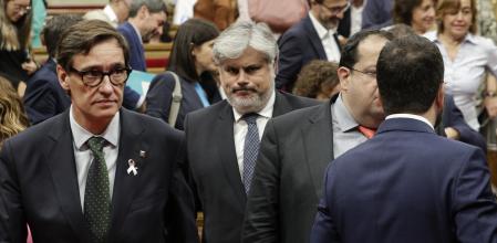 El presidente de JxCAT en el Parlament ,Albert Batet (c) y el primer secretario del PSC,Salvador Illa (i), abandonan el hemiciclo, al termino de la comparecencia del presidente de la Generalitat, Pere Aragonès ante el pleno del Parlament para dar cuenta de la remodelación del Govern tras la salida de JxCat.