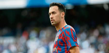 Soccer Football - LaLiga - Real Madrid v FC Barcelona - Santiago Bernabeu, Madrid, Spain - October 16, 2022 FC Barcelona's Sergio Busquets during the warm up before the match REUTERS/Juan Medina