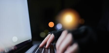 Este tipo de engaño consiste en la creación de perfiles falsos, en este caso en las páginas web más conocidas de citas