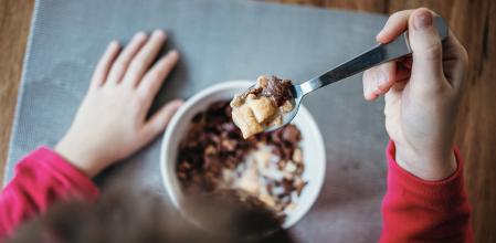 Los alimentos más anunciados en televisión son chocolates, productos de confitería, galletas y productos procesados