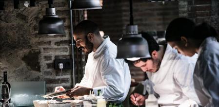 foto XAVIER CERVERA 18/10/2022 restaurant SLOW AND LOW al carrer compte borrell 119 ,barcelona, amb els xefs i coproprietaris (Juliol 2018 van obrirlo) el mexica Nicolas de la Vega, i el catala Francesc Beltri