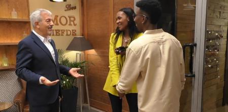 Raquel y Gustavo salieron cogidos de la mano del restaurante, para emoción de Carlos Sobera.