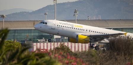 Un avión de Vueling en el aeropuerto de Barcelona