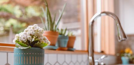 A la hora de limpiar un fregadero hay que tener en cuenta de qué material está hecho, de eso dependerá qué productos pueden usarse.