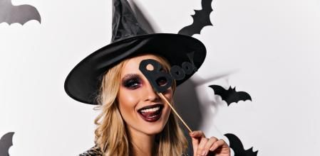 Un buen maquillaje y solo necesitarás uno o dos complementos para tener listo el disfraz de Halloween.