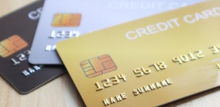 Por qué deberías llevar al menos dos tarjetas en tu cartera