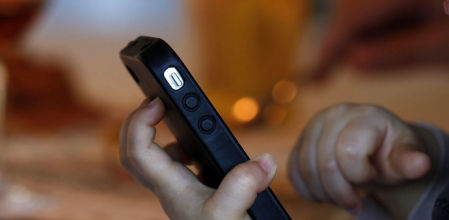 Un teléfono móvil a manos de un niño