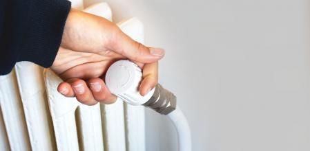 Lo mejor es limpiar los radiadores cuando están fríos y con la calefacción apagada.