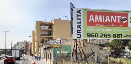Miles de vehículos circulan en ambos sentidos de la carretera que une Alicante con el aeropuerto, las playas del sur y Elx, dejando a un lado el Parque del Mar y el puerto y al otro esta antigua zona de fábricas hoy degradada en parte.