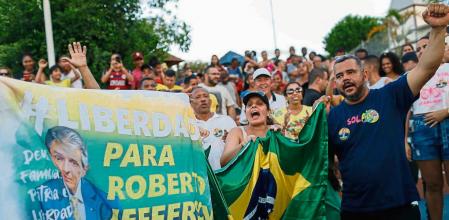 Supporters of former lawmaker Roberto Jefferson protest against his arrest next to his house in Levy Gasparian, Rio de Janeiro state, Brazil, Sunday, Oct. 23, 2022. Jefferson, an ally of Brazilian President Jair Bolsonaro, fired gunshots and a grenade at federal policemen who tried to arrest him in for insulting supreme court ministers, according to Brazil’s federal police. (AP Photo/Bruna Prado)