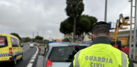 Un agente durante un control durante una campaña de vigilancia de la DGT
