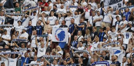 Aficionados del Copenhague animan antes del encuentro del grupo G de la Liga de Campeones en el estadio Ramón Sánchez Pizjuán de Sevilla