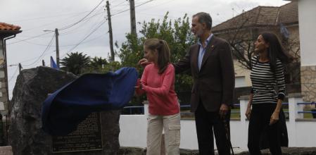 La Familia Real descubre la placa que acredita a Cadavéu como Pueblo Ejemplar