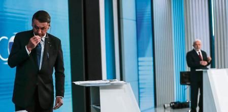 BRA01. RIO DE JANEIRO (BRASIL), 28/10/22.- El candidato presidencial por el Partido de los Trabajadores (PT), Luiz Inácio Lula da Silva (d) y el presidente y candidato a reelección, Jair Bolsonaro (i), participan en un debate hoy, en los estudios de TV Globo en Río de Janeiro (Brasil). El presidente de Brasil, Jair Bolsonaro, y su contrincante, el exmandatario Luiz Inácio Lula da Silva, protagonizan este viernes el último cara a cara antes de la segunda vuelta de las elecciones presidenciales del domingo. EFE/Antonio Lacerda